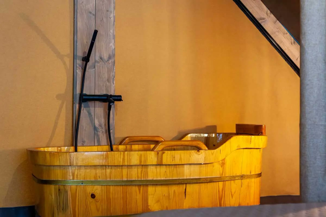  La bañera de madera para la ducha 