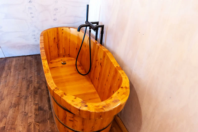  La tina de madera de la carpa 