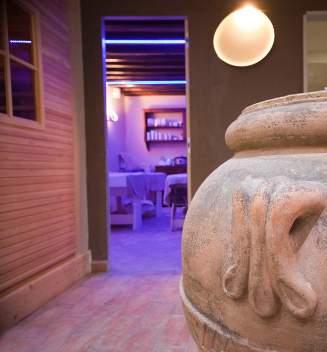  El pasillo SPA con luces violetas 