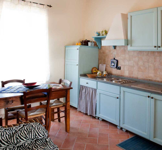  La cocina del departamento de tres habitaciones 