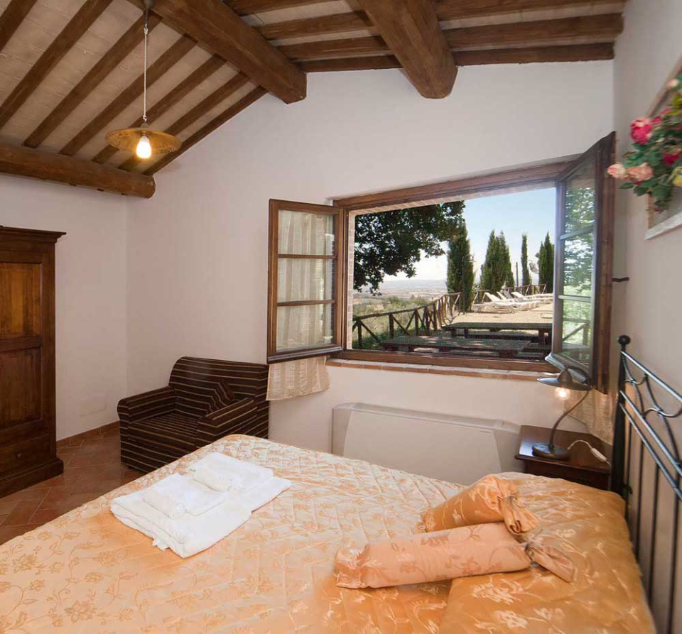  Una habitación con una ventana que da al campo 