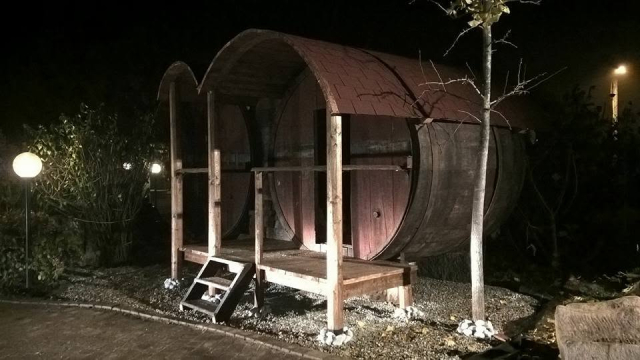  El barril iluminado por la noche 