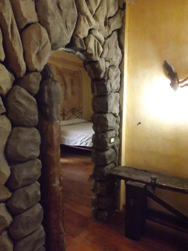  El arco de piedra dentro de la casa Hobbit 