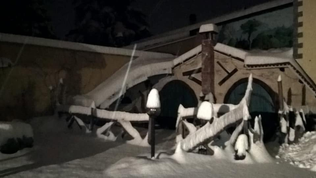  La casa Hobbit de noche bajo la nieve