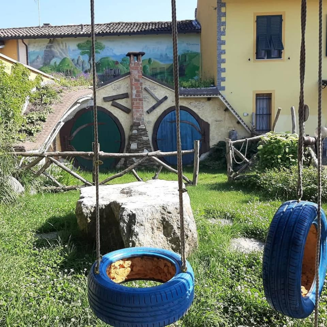 El jardín de la casa Hobbit con los columpios 