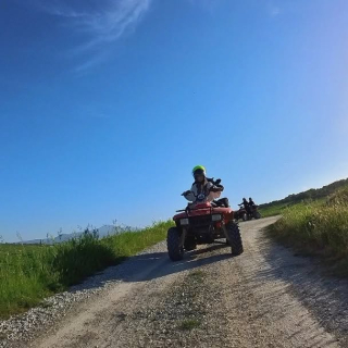  En el camino de tierra bajo el cielo azul