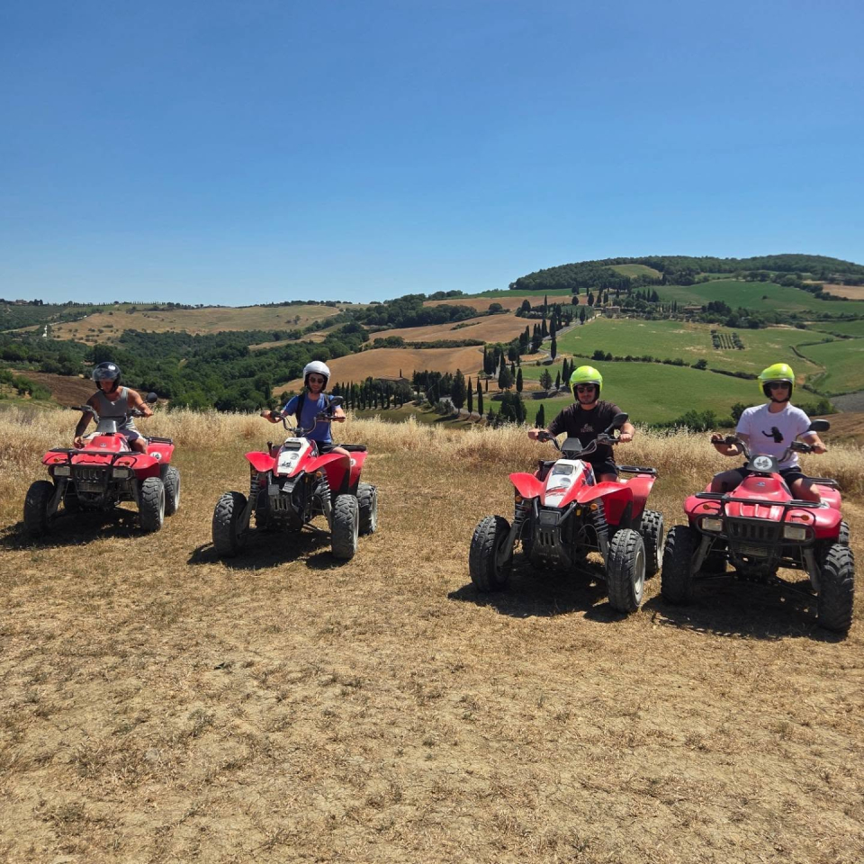  Cuatrimotos entre los campos de trigo