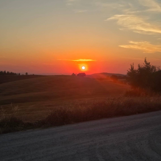 Cuatrimoto al atardecer con aperitivo en Val d'Orcia, 3 horas para uno