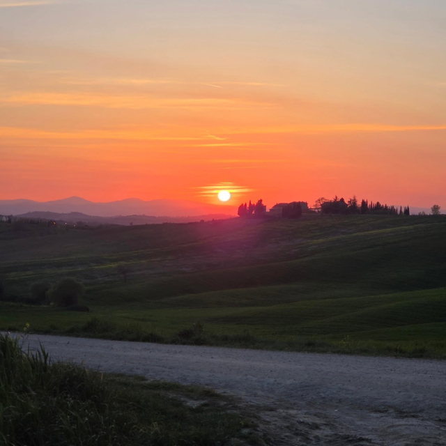  La puesta de sol en la carretera blanca