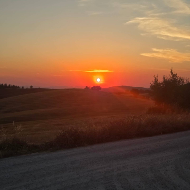 La puesta de sol en las colinas de Val d'Orcia 