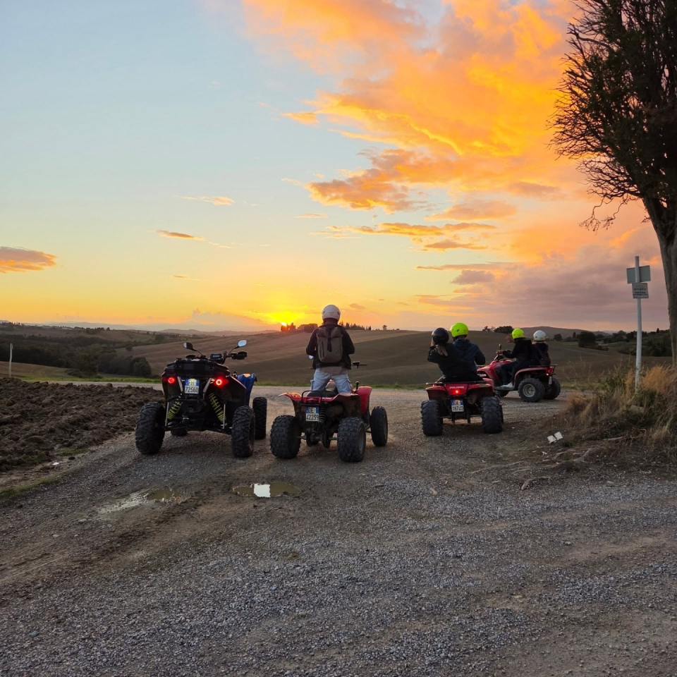  Cuatrimoto al atardecer 