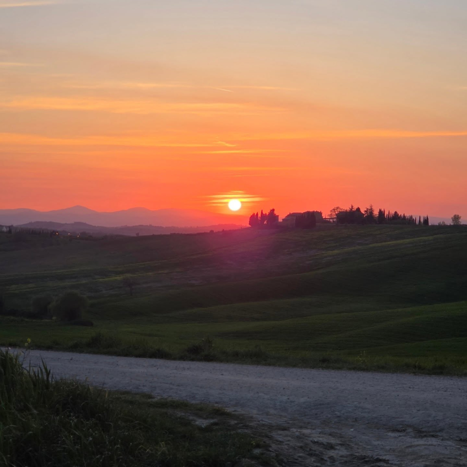  La puesta de sol en la carretera blanca