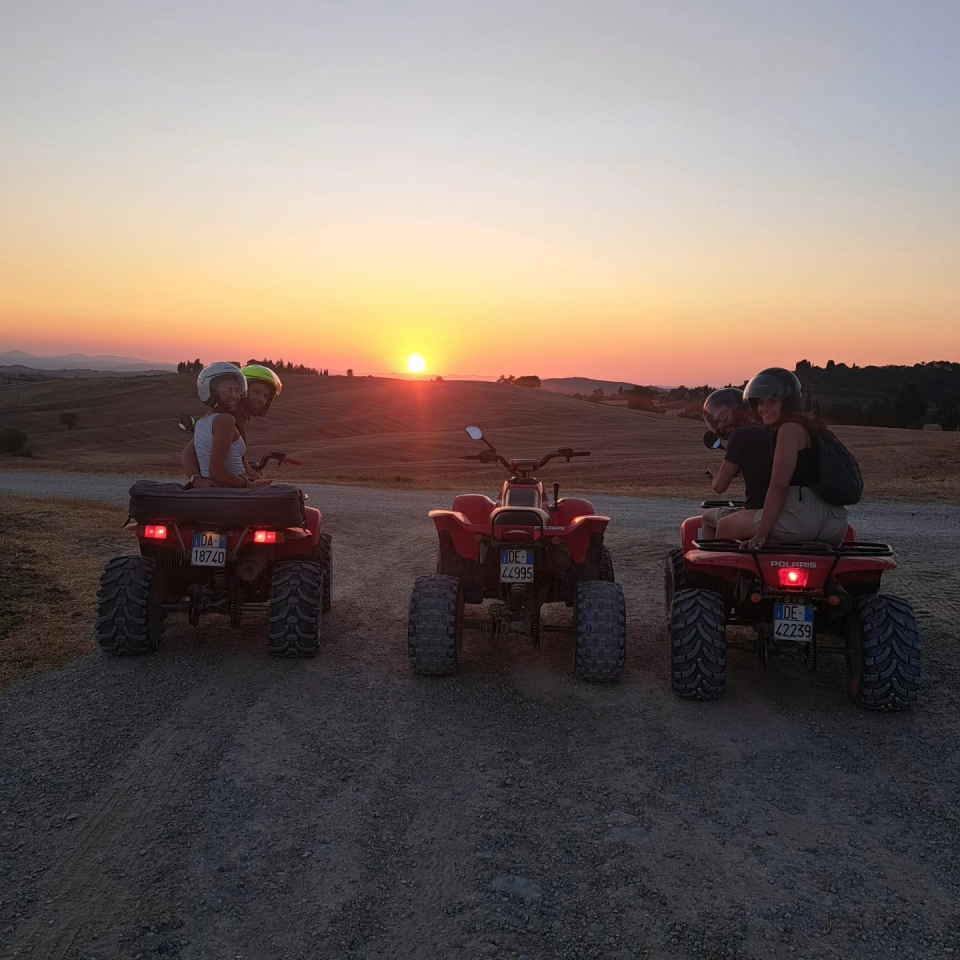  Tres cuatrimotos frente a la puesta de sol 
