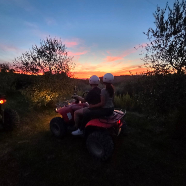 Dos en el cuatrimoto al atardecer 
