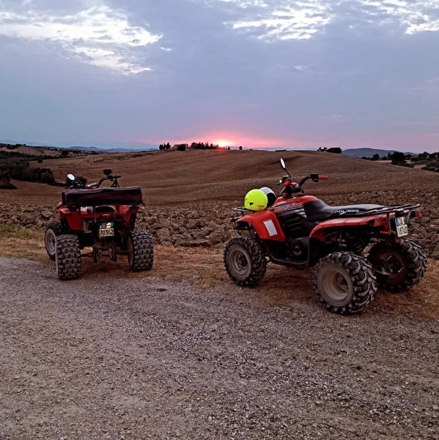  Dos cuatrimotos al atardecer 