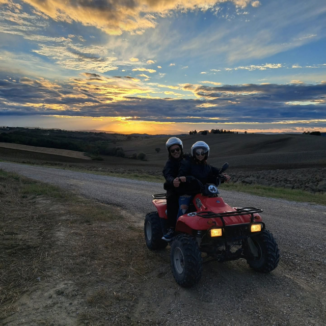  El cuatrimoto con el cielo del atardecer 