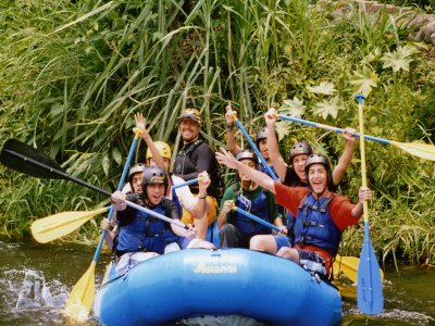 Rafting, descente en rappel, tyrolienne, vélo, hébergement et restauration