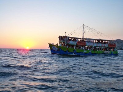 Paseo en barco al atardecer con barra libre