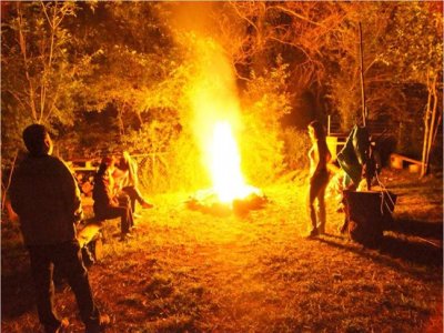 Camp 1 noche para grupos con alojamiento