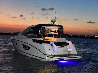 Yate para 10 personas por Cancún 4 Horas