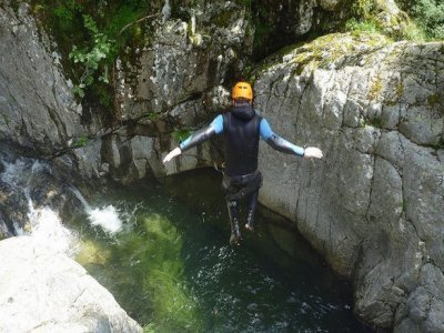 Canyoning dans le bleu turquoise