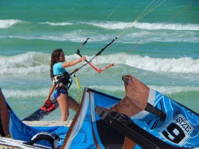 Private kitesurfing class 3 hours in Cancun