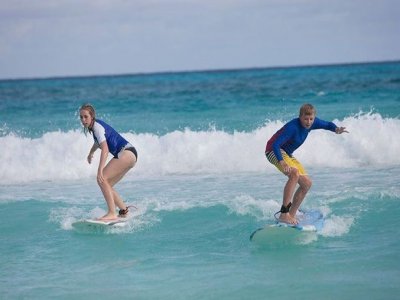Clase de surf semiprivada en Cancún 2 horas