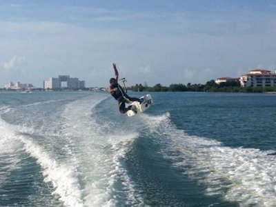 Renta barco 2h y esquí + wake en Cancún