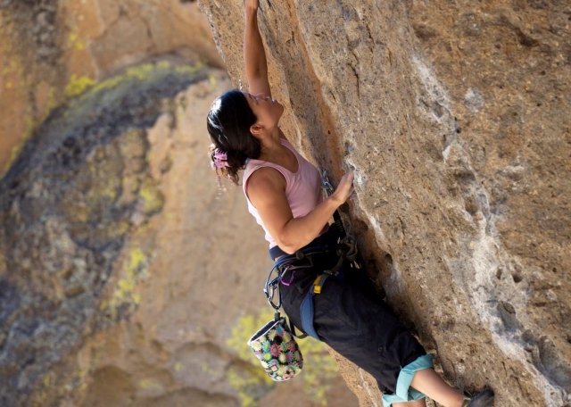 Escaladora con camiseta rosa