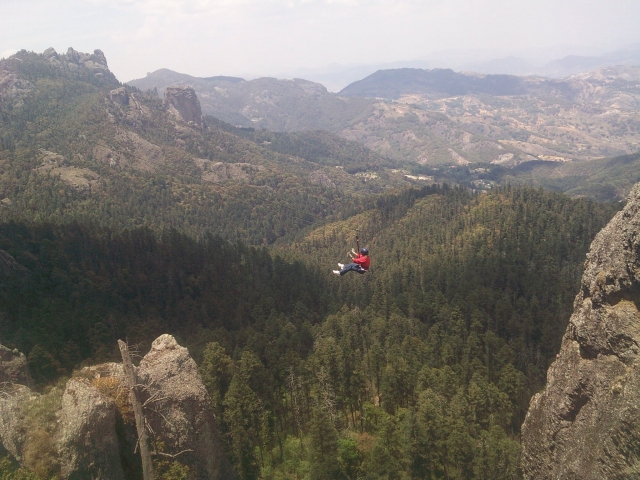 Tirolesa sobre los bosques