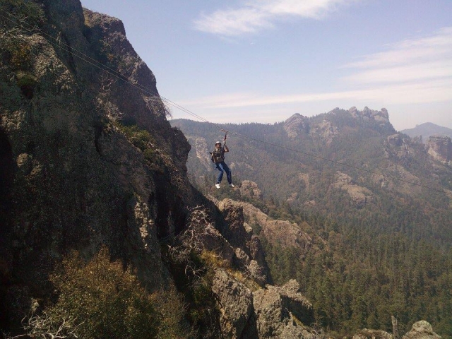 Bajando por la tirolesa