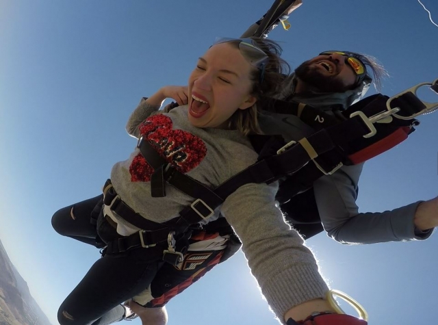  Parachutisme avec une chemise en forme de cœur 