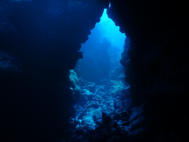  Diving between caves 