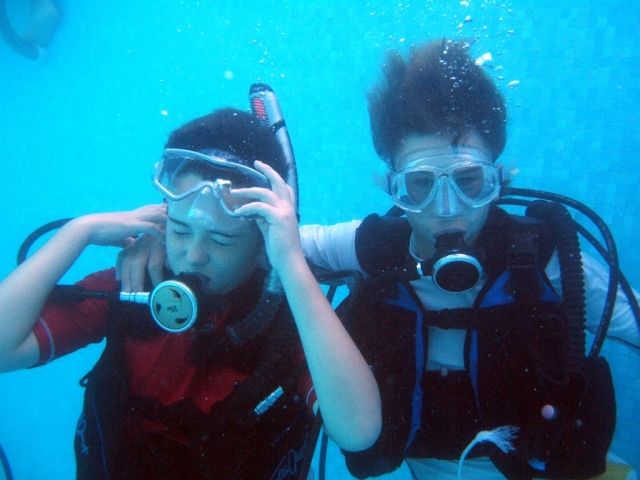 Kindertauchen, die Freunde unter Wasser 