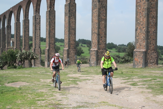 Pasando por el acueducto del padre tembleque