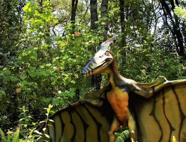 Dinosaurio en el zoo