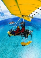  Ultraleichtflugzeug über dem Meer 