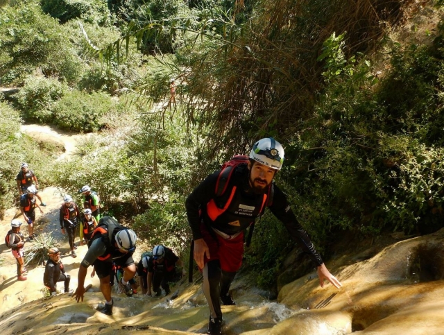 Subiendo por la roca resbaladiza