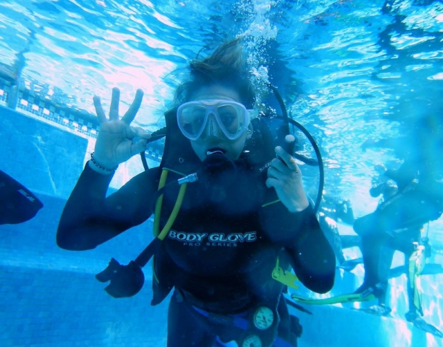 Diver in dem Hosc -99999999999999999 -99 -Bubil -Diver im Bottom -Bottel -Tauch zu tauchen. Flusskanal 