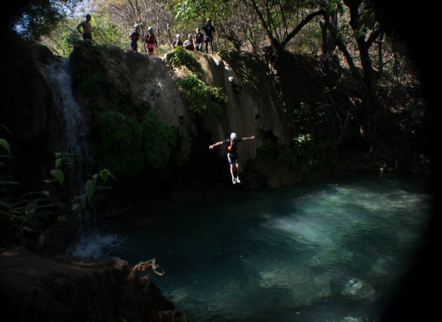 e-19653480-salto-al-cauce-del-rio14882976825238.jpg