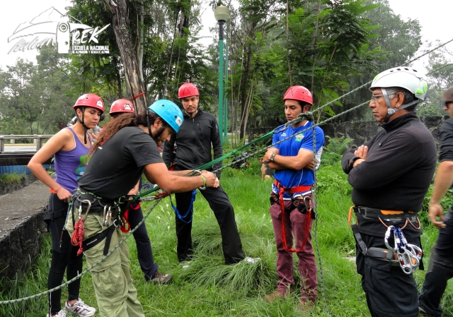 Enseñanza de las maniobras para hacer un rappel con extrema seguridad