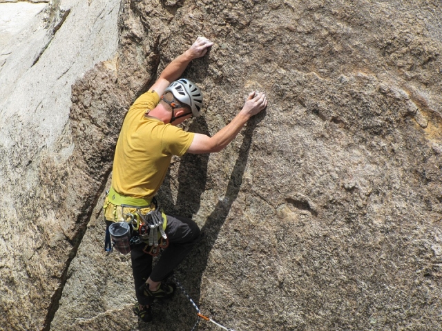  Aggrapparsi al muro con entrambe le mani 