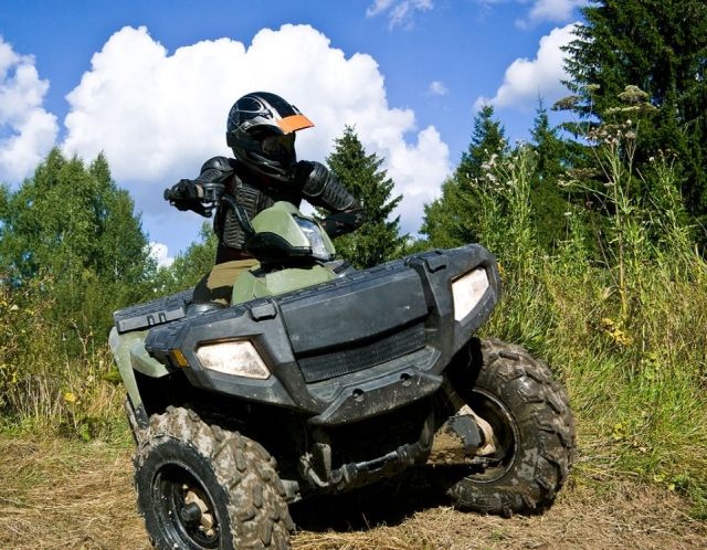 Girando el quad en la curva
