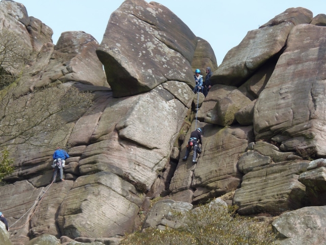  Klettern an den Felsen 