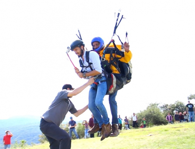  Auxiliando no pouso em um parapente 