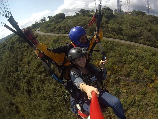  Ragazza in parapendio con monitor 