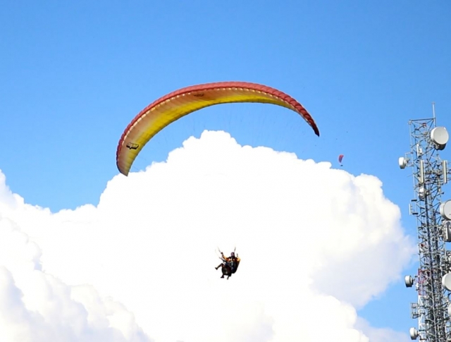  Parapendio con le nuvole dietro di lei 