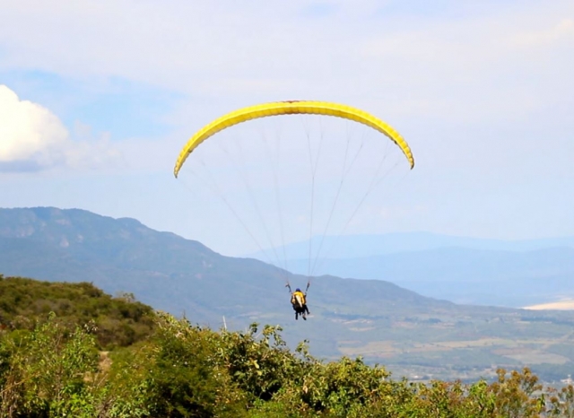  Parapendio sopra la valle 