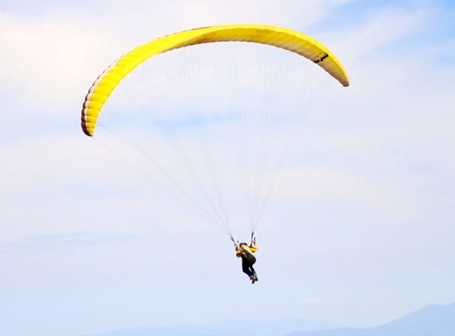  Volare in parapendio giallo