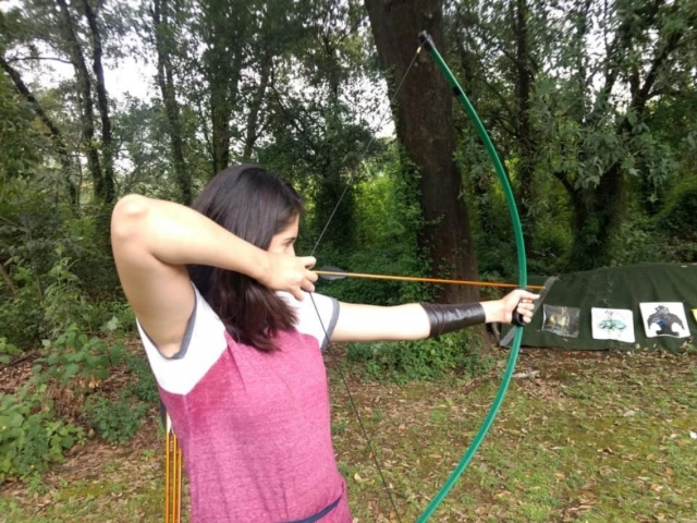 Arquera probando su punteria